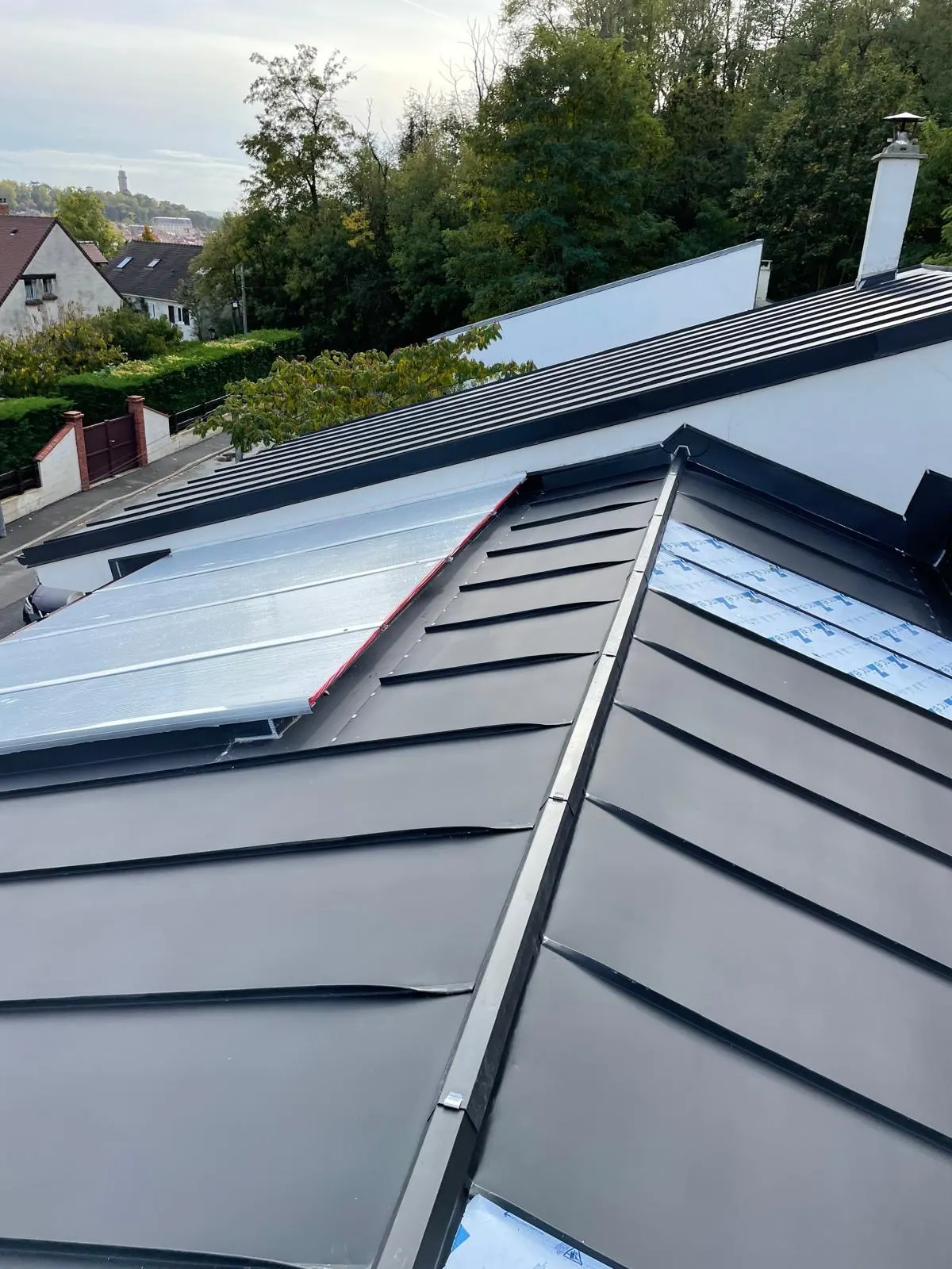 Détail de zinc à joint debout près d’une verrière